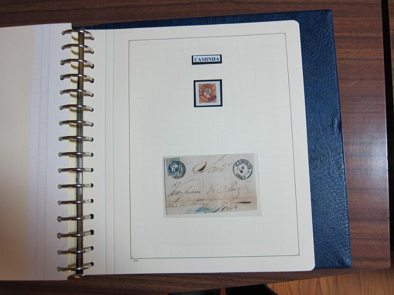 0019 (51).JPG -     Lote:    19      Marcofilia      Lotes Especiais       Descrição:         Portugal. Colecção especializada de carimbos de duplo círculo, tipo 1852, montada em 4 álbuns Lindner, com selos de diversas emissões e cartas, com estudo minucioso de cada marca. Lote a ver.         Lote       Valor Base:     &euro; 2.500,00     Valor Venda:     Retirado     